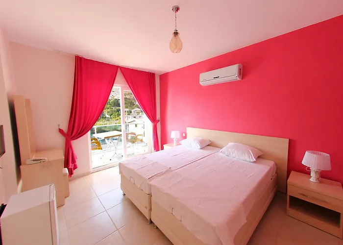 מלון Defne Lorina 2*