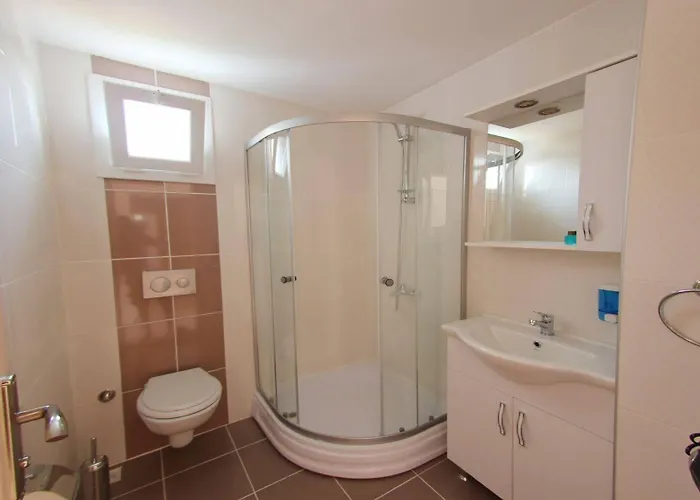 Defne Lorina מלון