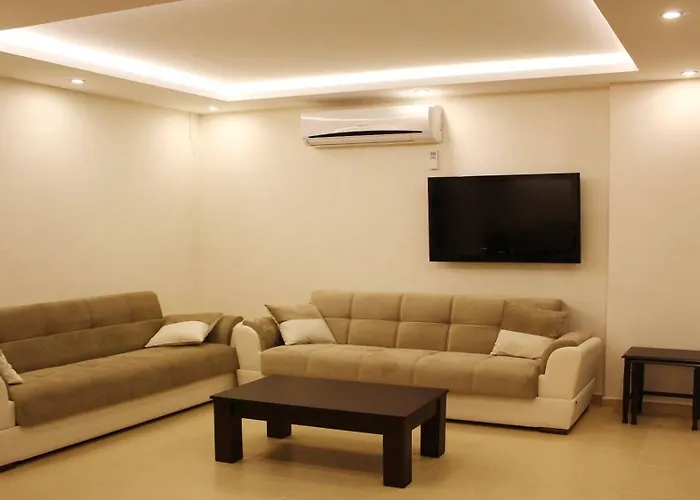 Defne Lorina מרמריס