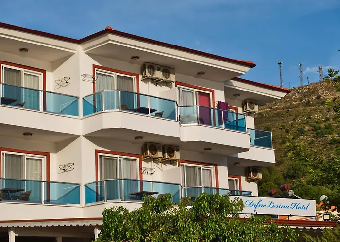 Defne Lorina מרמריס