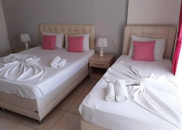 Defne Lorina מלון