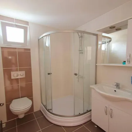 Defne Lorina Otel